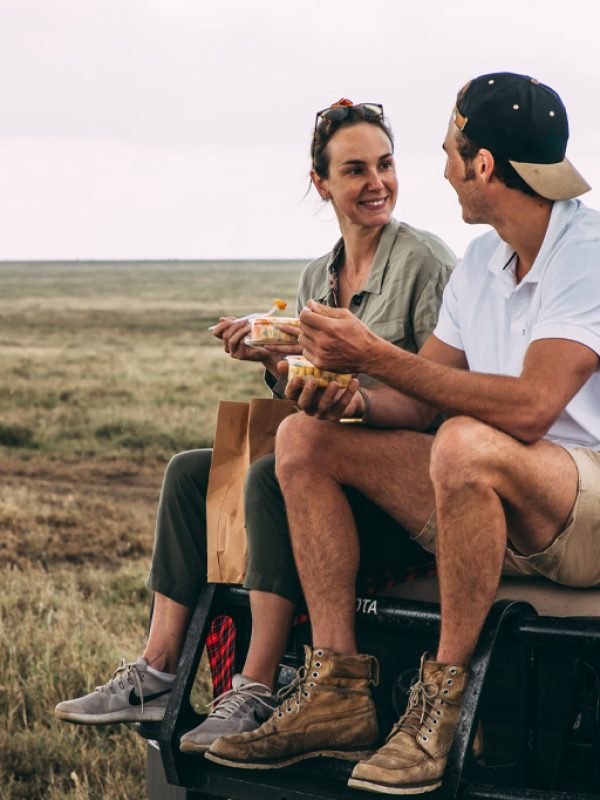 Couple-Lunch-Box-Safari-Serengeti-National-Park-Tanzania